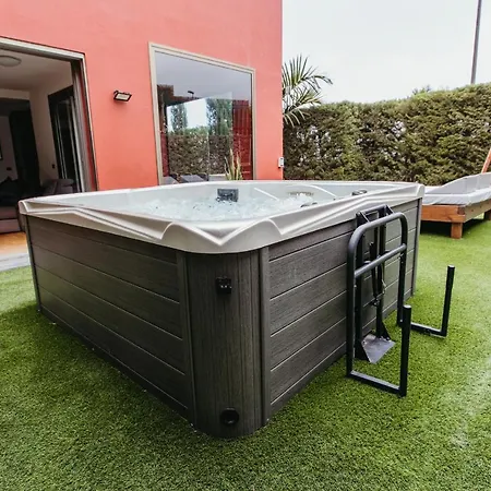 Villa La Quinta With Jacuzzi And Bbq